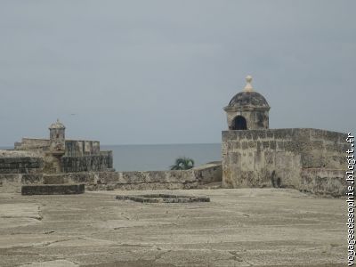 Remparts entre vieille ville et Mer des Caraïbes