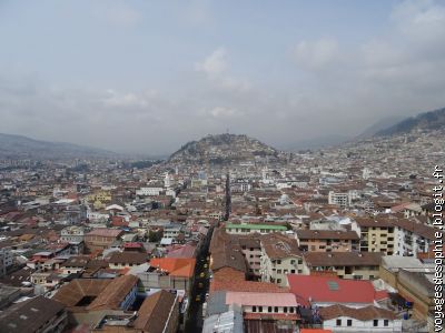 Vue sur Quito depuis une tour de la Basilica del Voto Nacional