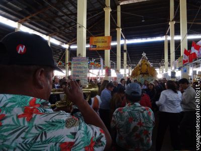 Une des (nombreuses) processions de la Vierge, ici au marché San Pedro